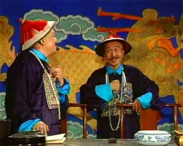 Ngay sau đó, ông đã lập tức rời khỏi cung nhưng không đi nhảy hồ mà về nhà bảo nô tỳ chuẩn bị một chậu nước lớn rồi mặc nguyên cả bộ quần áo vào tắm. Không lâu sau, Lưu Dung đã thong dong về triều, cung kính tâu rằng: "Bẩm hoàng thượng, thần nhảy xuống hồ thì gặp một người nên mới quay lại". Lúc này, Càn Long tò mò hỏi lại: "Gặp ai hả?"