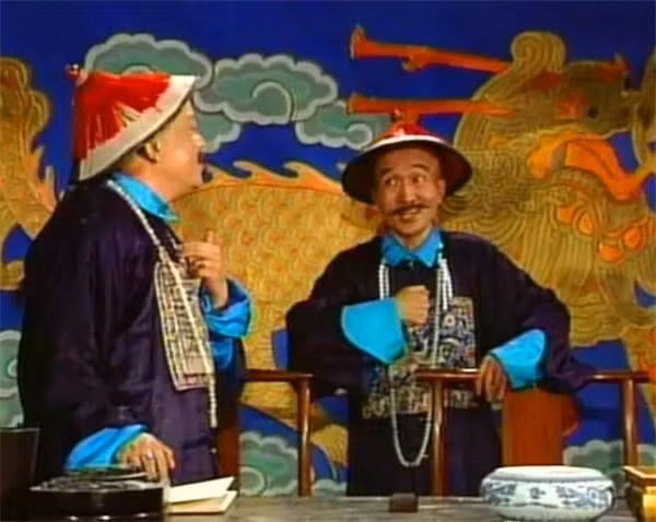 Ngay sau đó, ông đã lập tức rời khỏi cung nhưng không đi nhảy hồ mà về nhà bảo nô tỳ chuẩn bị một chậu nước lớn rồi mặc nguyên cả bộ quần áo vào tắm. Không lâu sau, Lưu Dung đã thong dong về triều, cung kính tâu rằng: "Bẩm hoàng thượng, thần nhảy xuống hồ thì gặp một người nên mới quay lại". Lúc này, Càn Long tò mò hỏi lại: "Gặp ai hả?"