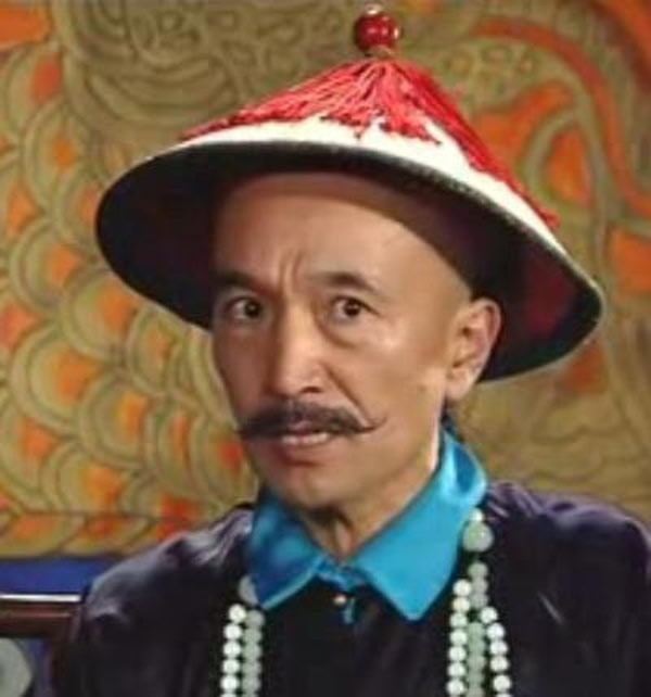 Chàng trai trẻ với hình hài kỳ dị chính là Lưu Dung, tuy mang tấm lưng gù nhưng bên trong là một tấm lòng trong sáng và trí tuệ hơn người. Trong phim, Lưu Dung được biết đến là một người tài năng trong việc xử lý chính sự và rất nhanh nhạy khi ứng biến với các tình huống rủi ro. 