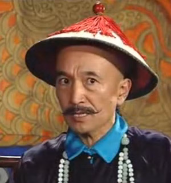 Chàng trai trẻ với hình hài kỳ dị chính là Lưu Dung, tuy mang tấm lưng gù nhưng bên trong là một tấm lòng trong sáng và trí tuệ hơn người. Trong phim, Lưu Dung được biết đến là một người tài năng trong việc xử lý chính sự và rất nhanh nhạy khi ứng biến với các tình huống rủi ro. 