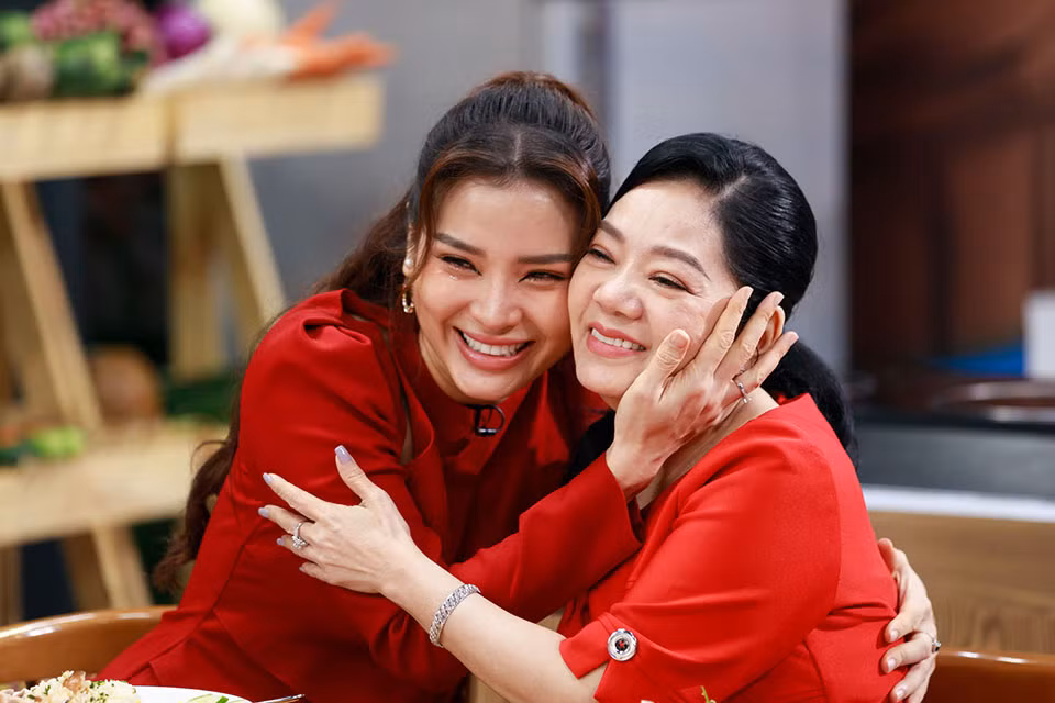 Phuong Trinh Jolie noi gi khien me chong roi nuoc mat?-Hinh-2