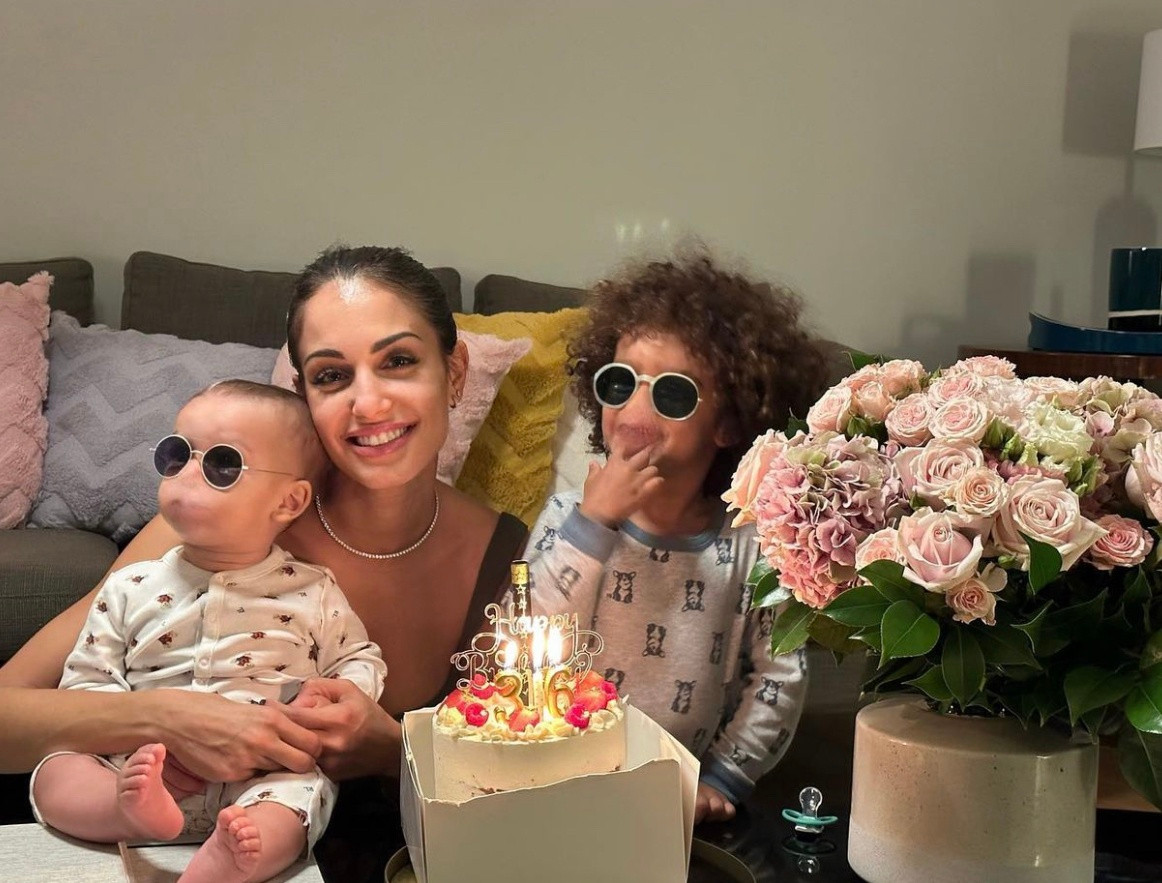 Tháng 2/2020, chàng và nàng đón con trai đầu lòng Amin và năm nay tiếp tục có thêm bé trai thứ hai đến với gia đình nhỏ. Nhưng gương mặt hai bé luôn được vợ chồng Hakimi khéo léo che lại để bảo đảm quyền riêng tư.