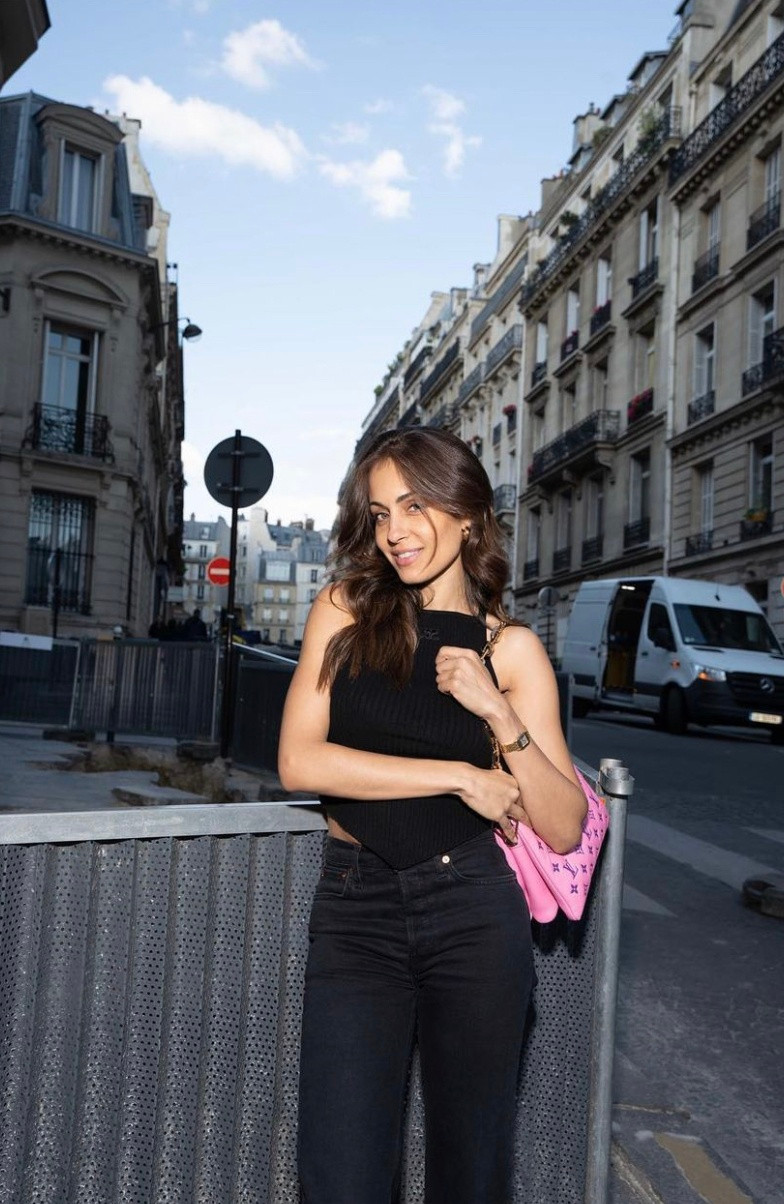 Trang cá nhân của người đẹp 8X có đến 1,3 triệu người theo dõi. Cô nàng không thường chia sẻ khoảnh khắc bên chồng mà chủ yếu là hình ảnh khoe khéo vẻ đẹp mặn mà, quyến rũ của bản thân.