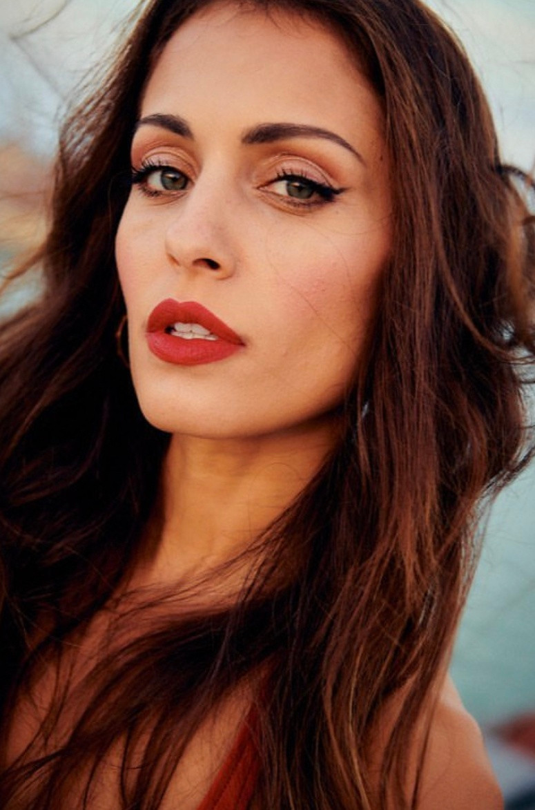 Hiba Abouk sinh ngày 30/10/1986 tại Madrid, Tây Ban Nha. Dù hơn chồng 12 tuổi, người đẹp vẫn rất xứng đôi khi bên cạnh Hakimi. Với cha là người Tunisia, mẹ là người Libya, cô nàng mang nét đẹp chuẩn Bắc Phi.