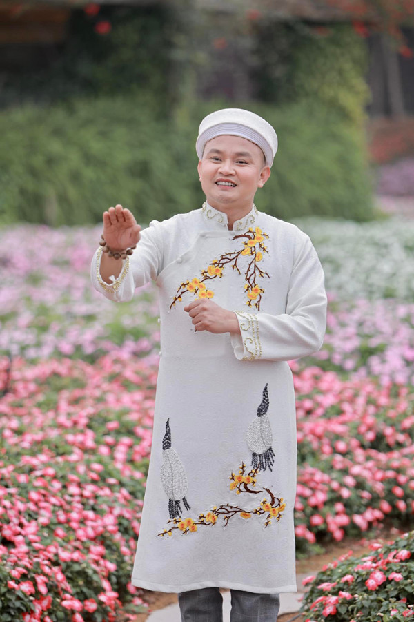Xuân Nghĩa làm em trai "Vùa hài đất Bắc" nhưng anh lại rất khiêm tốn và kín tiếng. Anh chỉ muốn tập trung cho công việc và cống hiến cho khán giả. Từ năm 1999 đến nay, Xuân Nghĩa công tác tại Nhà hát chèo Quân đội. Và anh đang mang quân hàm Trung tá.