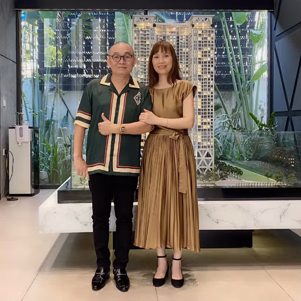 Ở tuổi xế chiều, danh hài Xuân Hinh có cuộc sống vạn người ước. Anh sống nhàn nhã bên vợ con và vẫn nhận show nếu thích. Về người vợ đứng sau hào quang của Xuân Hinh, chị không làm cùng nghề nhưng chị vẫn có mối quan hệ thân thiết với đồng nghiệp của anh. Theo lời kể của Xuân Hinh, danh hài và vợ kết hôn năm 1995 sau 2 năm yêu. Bà xã Phương Lan là người Hà Nội, gốc phố cổ Hàng Buồm.