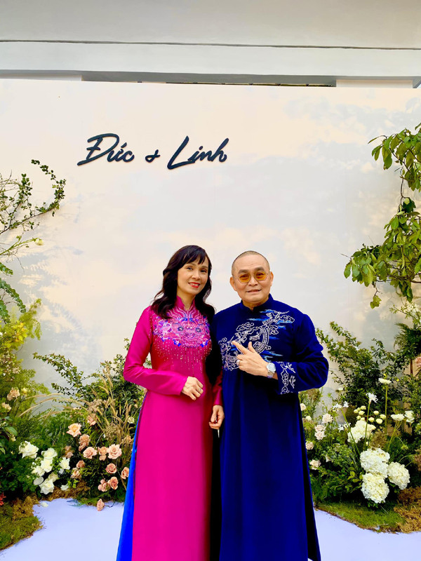 Trên sân khấu quyền lực là vậy nhưng ở nhà Xuân Hinh lại "lép vế" vợ. Xuân Hinh kể suốt gần 30 năm bên nhau, anh không bao giờ dám nói to với vợ một câu. Anh cho rằng việc nhường nhịn, chiều chuộng bà xã hết lòng chính là bí quyết lớn nhất giúp anh giữ gìn hạnh phúc hôn nhân và gia đình lúc nào cũng tràn ngập tiếng cười. Danh hài tiết lộ nhà anh lúc nào cũng vui như Tết, không bao giờ cãi nhau. Lúc chồng quyết thì vợ làm chủ, lúc vợ quyết thì chồng làm chủ. Gia đình thuận cảnh lại sống vô tư.