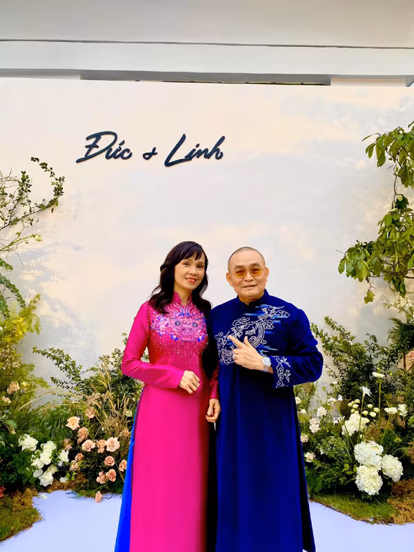 Trên sân khấu quyền lực là vậy nhưng ở nhà Xuân Hinh lại "lép vế" vợ. Xuân Hinh kể suốt gần 30 năm bên nhau, anh không bao giờ dám nói to với vợ một câu. Anh cho rằng việc nhường nhịn, chiều chuộng bà xã hết lòng chính là bí quyết lớn nhất giúp anh giữ gìn hạnh phúc hôn nhân và gia đình lúc nào cũng tràn ngập tiếng cười. Danh hài tiết lộ nhà anh lúc nào cũng vui như Tết, không bao giờ cãi nhau. Lúc chồng quyết thì vợ làm chủ, lúc vợ quyết thì chồng làm chủ. Gia đình thuận cảnh lại sống vô tư.