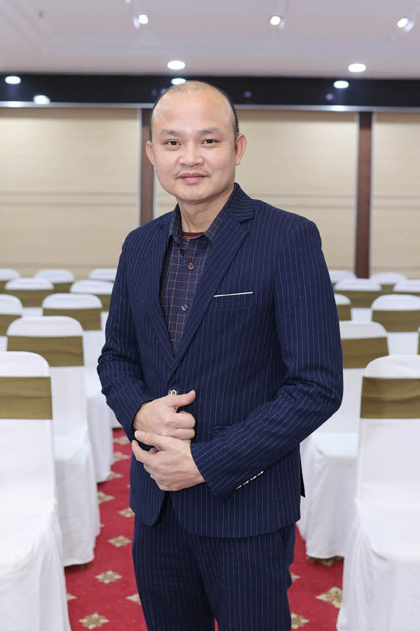 Nghệ sĩ Xuân Nghĩa cũng đam mê với chèo lắm nhưng không thực sự tự tin để theo đuổi. Nên sau khi học xong cấp 3, anh đã lựa chọn cho mình con đường trở thành một kỹ sư điện nhưng học được một thời gian lại thôi. Anh nghĩ chắc là cái duyên ông trời se cho mình là mang lại niềm vui, nụ cười cho khán giả. Cũng từ đó anh bắt tay vào tập luyện hát chèo để thỏa mãn niềm đam mê của mình. Để học hành một cách bài bản và chuyên nghiệp anh đã đăng ký học tại lớp chèo của trường Văn hóa nghệ thuật Quân đội rồi nghề từ đó.