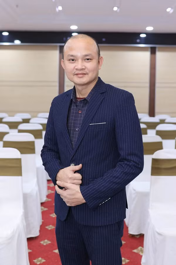 Nghệ sĩ Xuân Nghĩa cũng đam mê với chèo lắm nhưng không thực sự tự tin để theo đuổi. Nên sau khi học xong cấp 3, anh đã lựa chọn cho mình con đường trở thành một kỹ sư điện nhưng học được một thời gian lại thôi. Anh nghĩ chắc là cái duyên ông trời se cho mình là mang lại niềm vui, nụ cười cho khán giả. Cũng từ đó anh bắt tay vào tập luyện hát chèo để thỏa mãn niềm đam mê của mình. Để học hành một cách bài bản và chuyên nghiệp anh đã đăng ký học tại lớp chèo của trường Văn hóa nghệ thuật Quân đội rồi nghề từ đó.