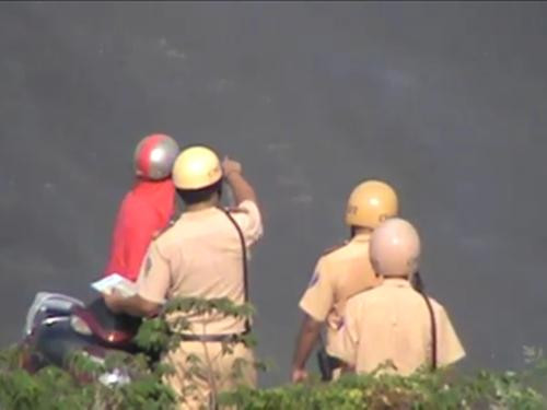 CSGT giải thích nhưng người phụ nữ tỏ ra không hài lòng dẫn đến tranh cãi...