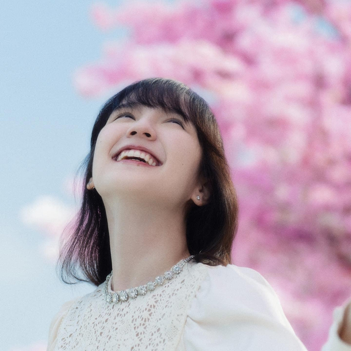 Hải Tú cách đây 4 năm (trái), trong MV Chúng ta của hiện tại và MV Chúng ta của tương lai (phải).