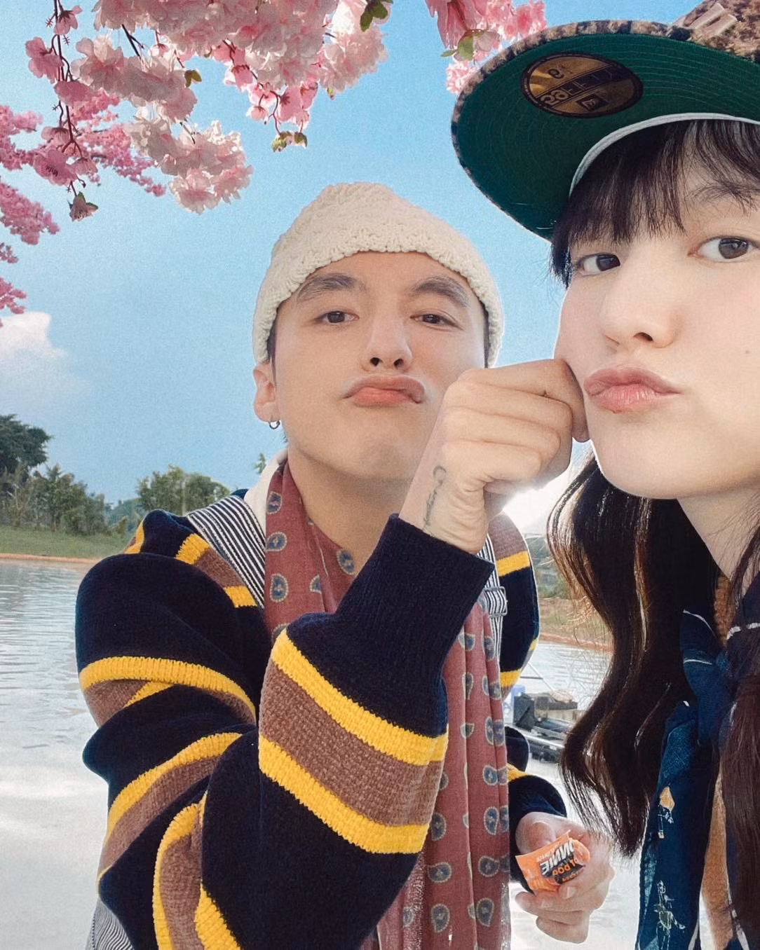 Hải Tú được giới thiệu là diễn viên độc quyền do công ty Sơn Tùng M-TP quản lý. Sau khi đóng MV Chúng ta của hiện tại, Hải Tú dính tin đồn tình ái với Sơn Tùng. Tuy nhiên hai nghệ sĩ chưa từng lên tiếng về chuyện này. Trong khoảng thời gian dài, khán giả không thấy Hải Tú xuất hiện, tương tác với Sơn Tùng.