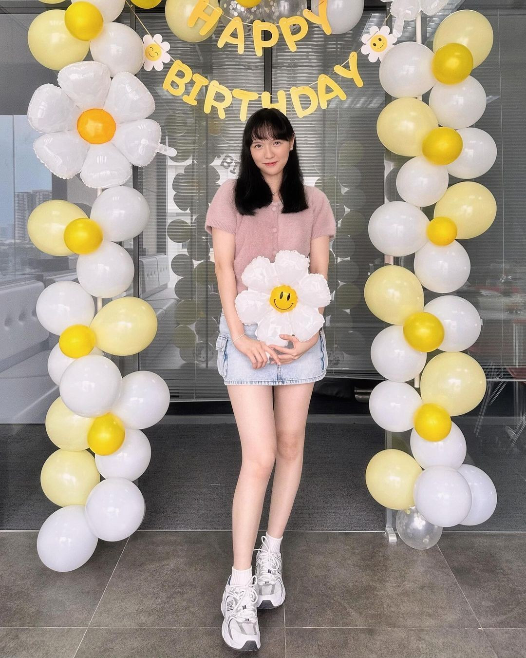 Ba năm qua, Hải Tú vẫn bị mạt sát bằng lời lẽ tiêu cực trên trang mạng xã hội riêng. Cô không khóa bình luận mà vẫn đăng tải hình ảnh đời thường.