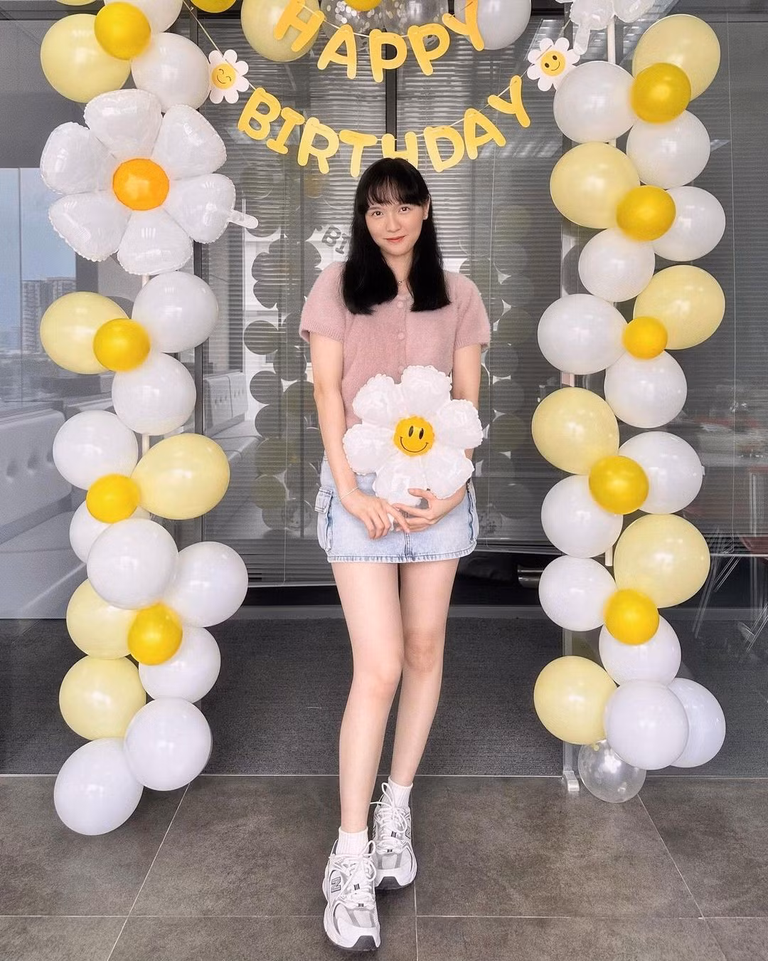 Ba năm qua, Hải Tú vẫn bị mạt sát bằng lời lẽ tiêu cực trên trang mạng xã hội riêng. Cô không khóa bình luận mà vẫn đăng tải hình ảnh đời thường.