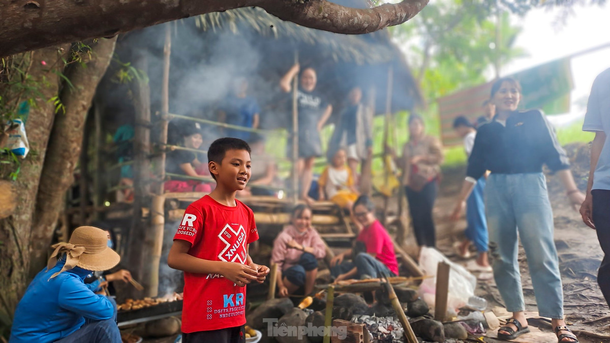 Binh Dinh: Ruc ro hoa trang rung ben suoi Ta Ma-Hinh-6