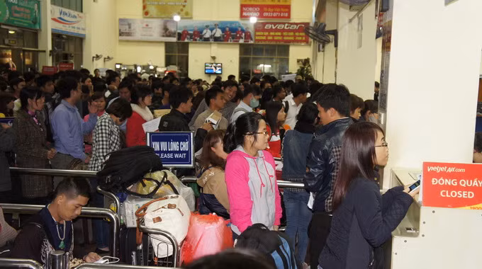 Tối 9/2, hành khách chen chúc nhau chờ đợi làm thủ tục cất cánh tại sân bay Vinh (TP Vinh, Nghệ An). Ảnh: ANH NGUYỄN