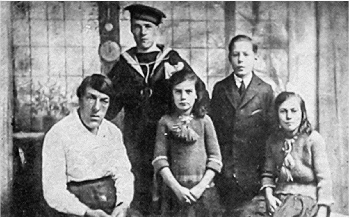 Ảnh hiếm và bi kịch của người phụ nữ xấu xí nhất thế giới - Hình 7 Anh hiem va bi kich cua nguoi phu nu xau xi nhat the gioi-Hinh-7