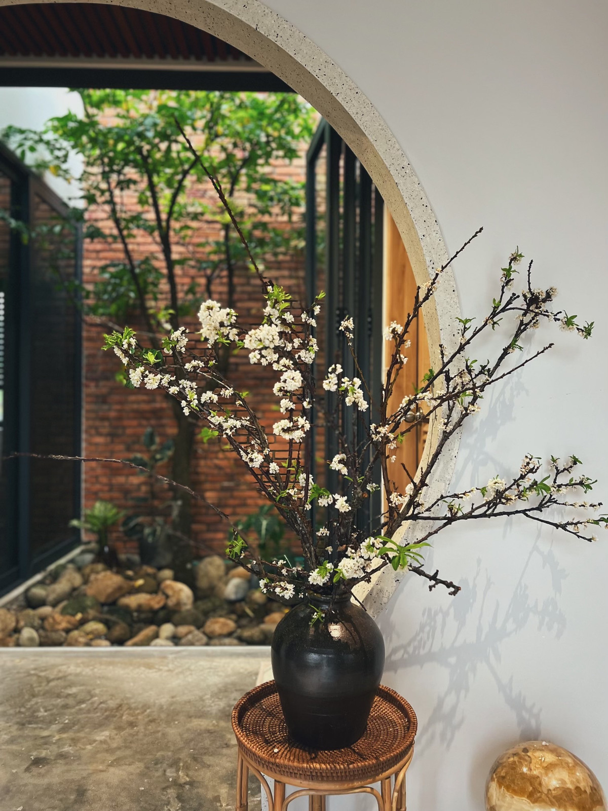 Ngoi nha chua lanh tam hon, decor bang nhieu tuong phat-Hinh-10