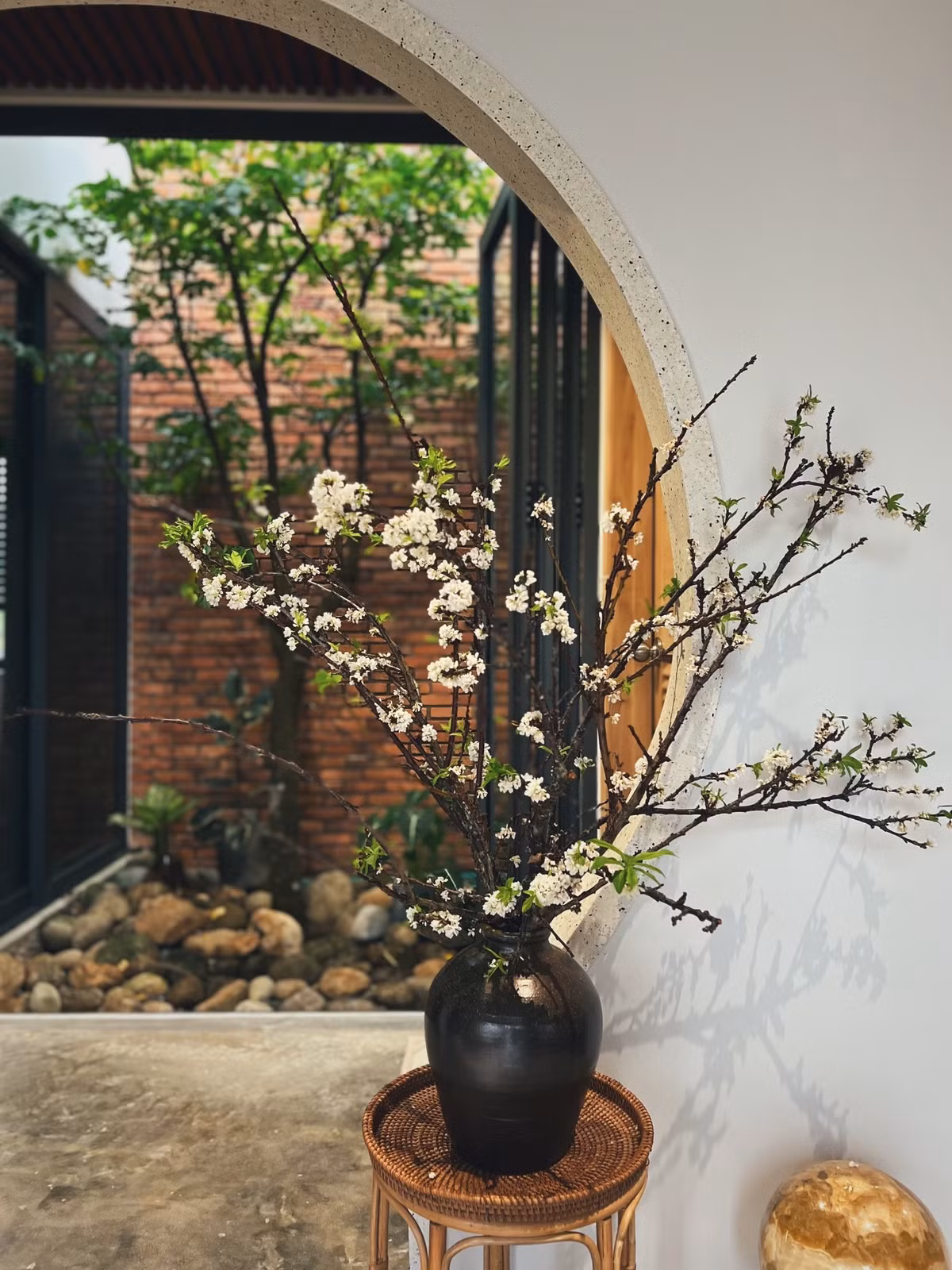 Ngoi nha chua lanh tam hon, decor bang nhieu tuong phat-Hinh-10