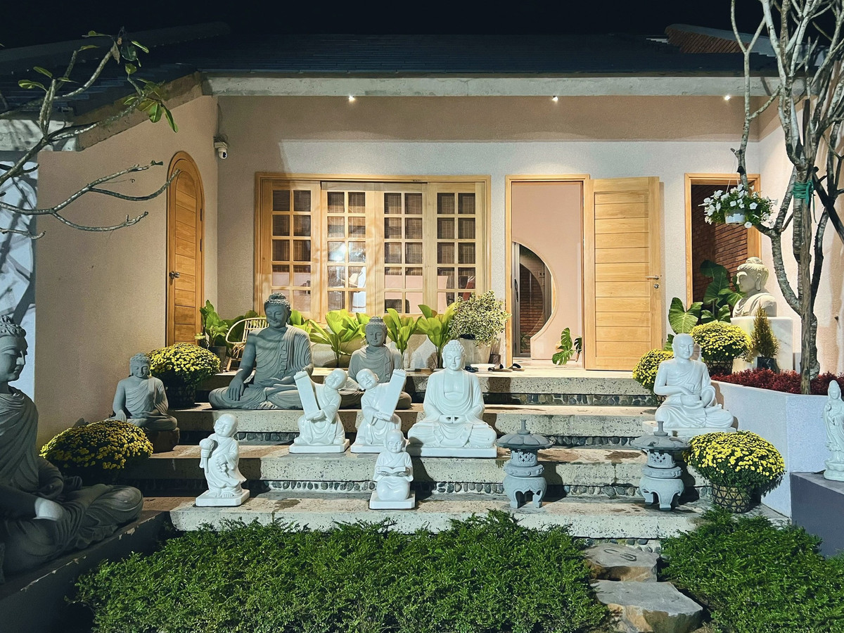 Ngoi nha chua lanh tam hon, decor bang nhieu tuong phat-Hinh-5