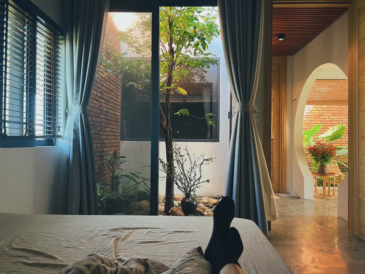 Ngoi nha chua lanh tam hon, decor bang nhieu tuong phat