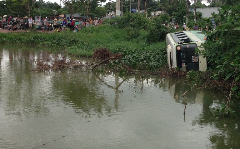 Lao xuống hồ nước rộng và sâu ven đường .