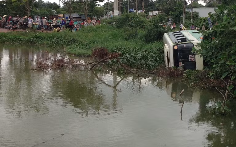 Lao xuống hồ nước rộng và sâu ven đường .