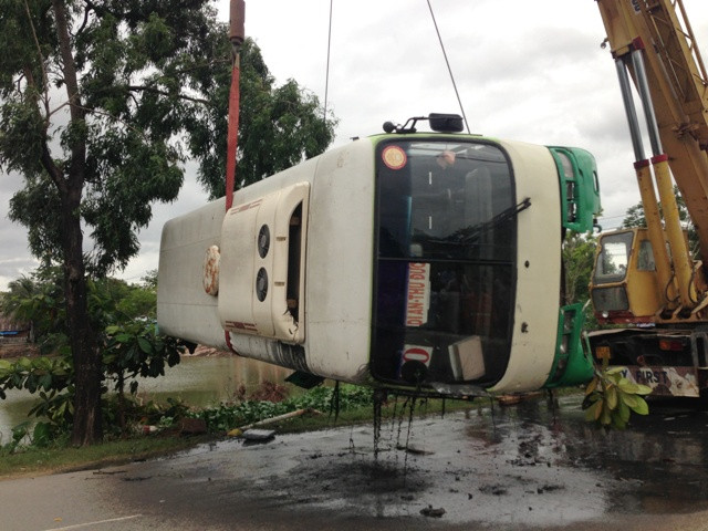 Xe chuyên dùng cũng được điều đến trục vớt chiếc xe gặp nạn.