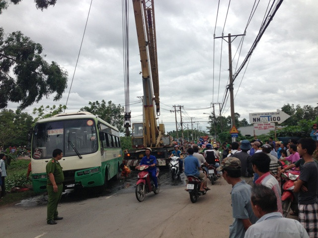 Đến hơn 16h cùng ngày, chiếc xe đã được đưa lên bờ trong tình trạng đầy nước; hư hỏng nặng.