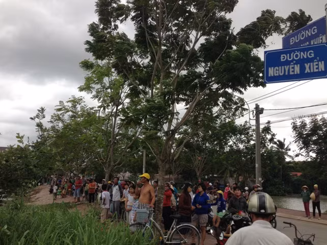 Khi đến ngã 3 giao với đường Trần Trọng Khiêm (thuộc phường Long Bình, quận 9) và chỉ còn cách bến khoảng 300m...