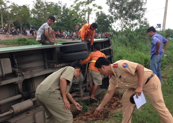 Tổ CSGT xử lý tai nạn đã có mặt giải quyết vụ việc.
