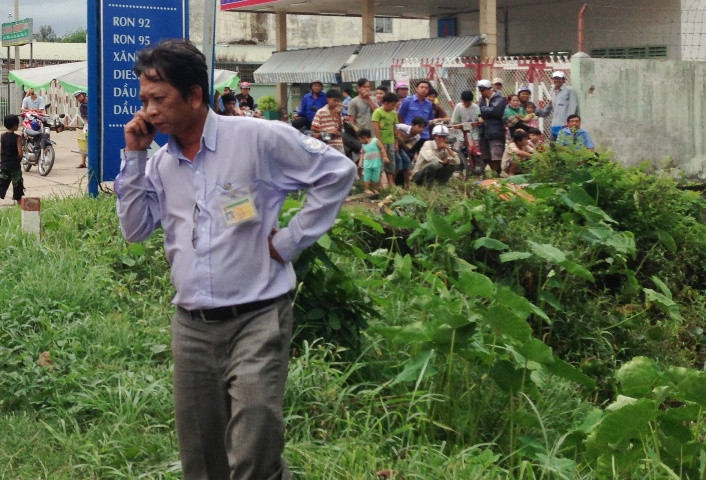 Tài xế Tấn (ảnh) và phụ xe được người dân hỗ trợ đưa ra khỏi xe và may mắn chỉ bị xây xát nhẹ.