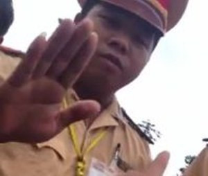 Theo Phó chánh thanh tra Công an tỉnh, ngay sau khi biết thông tin vụ việc, BGĐ Công an tỉnh đã chỉ đạo và Công an huyện Đất Đỏ đã thực hiện tạm đình chỉ công tác Trung úy Thi (ảnh trên), Thiếu úy Mãnh (ảnh dưới, cắt từ clip).