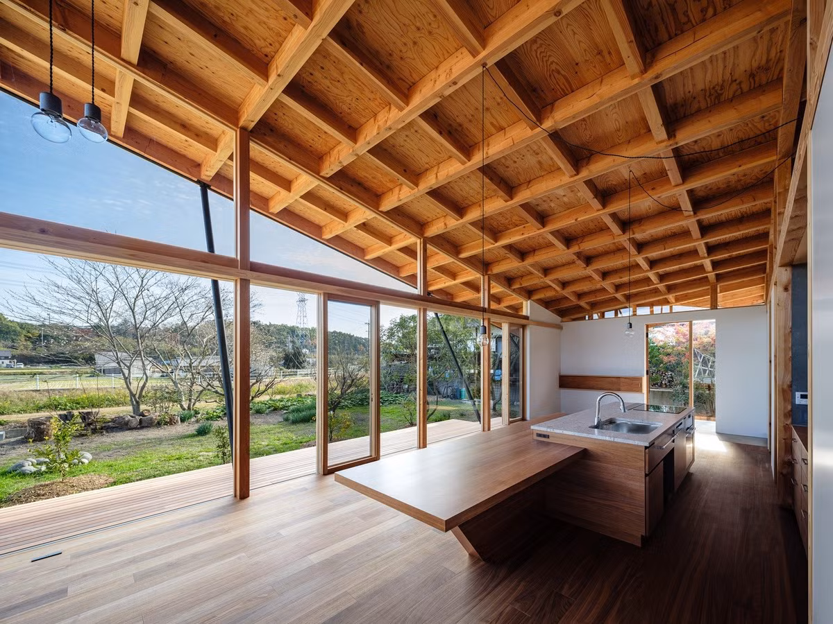 Khu sinh hoạt chung được thiết kế rộng rãi, sạch sẽ và tiện nghi, ở giữa được lắp đặt thêm bàn đảo, bếp từ và bồn rửa hiện đại giúp người dân dễ dàng chế biến những bữa ăn ngon.