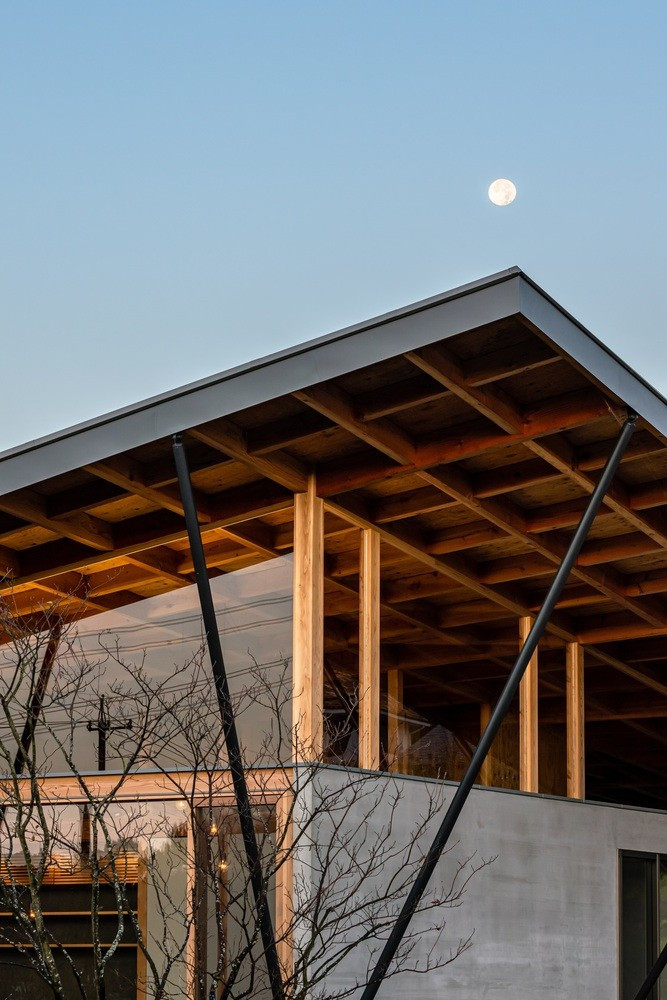 Hệ thống cột đỡ mái nhà được thi công một cách cẩn thận, đảm bảo có thể chịu được các lực tác động khác nhau, cũng như cam kết đạt tiêu chuẩn an toàn cho người ở.