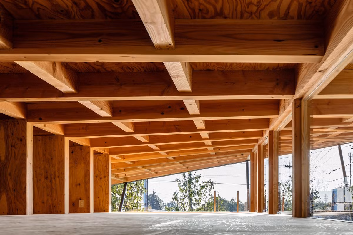 Các bức tường chịu tải được bố trí gọn gàng ở trung tâm của công trình, trong khi phần viền bên ngoài được giải phóng một cách tự do, giúp dễ dàng nhìn ra các cánh đồng xung quanh.