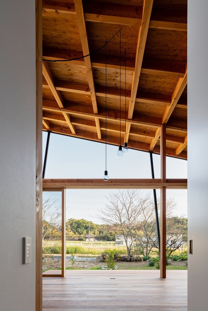 Từ nhà nhìn ra, mọi người có thể cảm nhận được khung cảnh bình yên từ đồng ruộng và cây xanh bên ngoài.