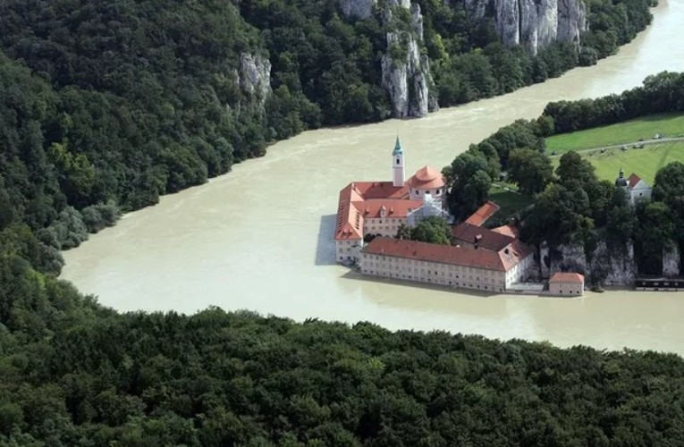 Sông Donau làm ngập tu viện Weltenburg gần đó ở miền nam nước Đức.