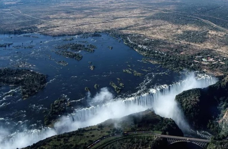 Thác Victoria trên sông Zambezi ở biên giới giữa Zambia và Zimbabwe.