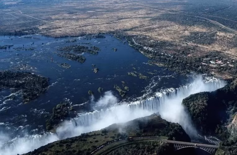Thác Victoria trên sông Zambezi ở biên giới giữa Zambia và Zimbabwe.