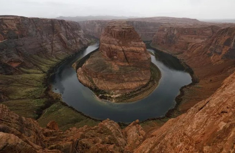 Sông Colorado chảy qua Horseshoe Bend ở vùng nghỉ dưỡng Quốc Gia Glen Canyon, Mỹ.