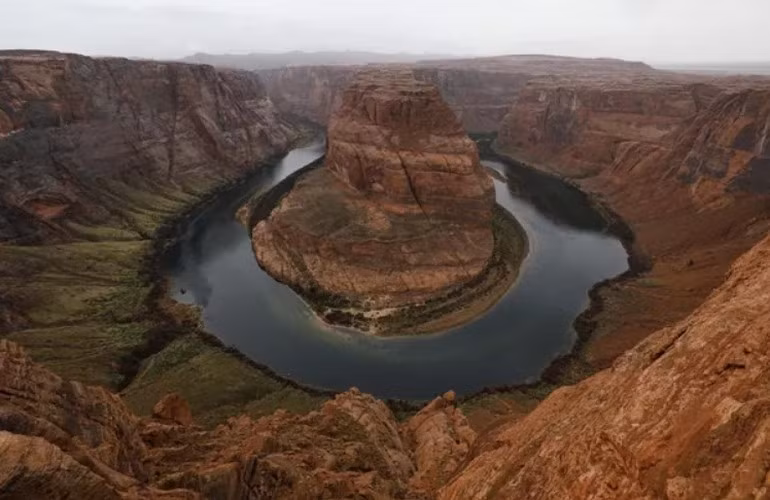 Sông Colorado chảy qua Horseshoe Bend ở vùng nghỉ dưỡng Quốc Gia Glen Canyon, Mỹ.