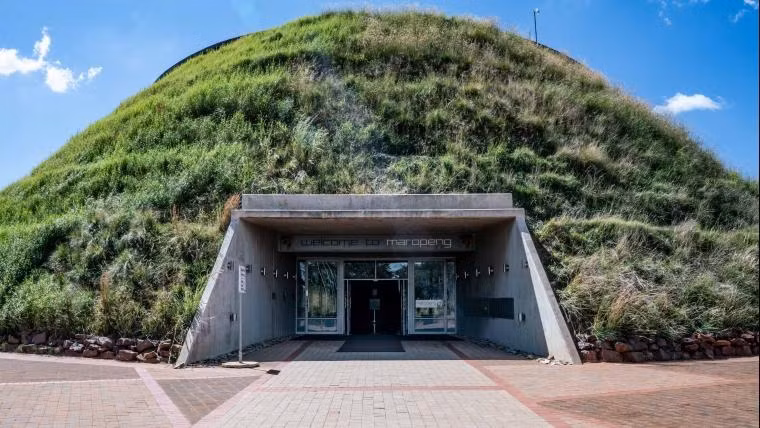  1. Cái nôi của nhân loại (The Cradle Of Humankind): Đây là địa điểm cổ sinh vật học tọa lạc ở tỉnh Gauteng, cách thành phố Johannesburg (Nam Phi) khoảng 50km. Nơi đây nổi tiếng với những nghiên cứu về nguồn gốc và sự tiến hóa của loài người. Địa điểm này được công nhận là di sản thế giới của UNESCO và có số lượng hài cốt tổ tiên loài người cao nhất trên thế giới. Du khách có thể khám phá hoá thạch có niên đại hàng triệu năm ở khu di tích này.