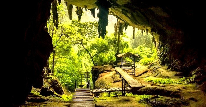  7. Công viên quốc gia Niah: Đây là một trong những nơi người tiền sử từng sinh sống. Địa điểm này được tìm thấy ở bang Sarawak (Malaysia), nằm trong phân khu Miri ở rìa núi Subis. Niah là vườn quốc gia nhỏ nhất của Sarawak, nhưng là một trong những địa điểm khảo cổ quan trọng nhất thế giới. Vết tích lâu đời nhất của người hiện đại ở Đông Nam Á được tìm thấy ở đây, cùng với các di tích thời tiền sử khác của loài người sơ khai khoảng 40.000 năm trước.