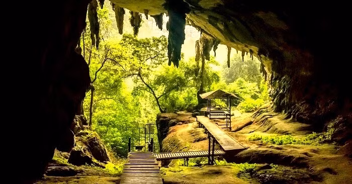  7. Công viên quốc gia Niah: Đây là một trong những nơi người tiền sử từng sinh sống. Địa điểm này được tìm thấy ở bang Sarawak (Malaysia), nằm trong phân khu Miri ở rìa núi Subis. Niah là vườn quốc gia nhỏ nhất của Sarawak, nhưng là một trong những địa điểm khảo cổ quan trọng nhất thế giới. Vết tích lâu đời nhất của người hiện đại ở Đông Nam Á được tìm thấy ở đây, cùng với các di tích thời tiền sử khác của loài người sơ khai khoảng 40.000 năm trước.