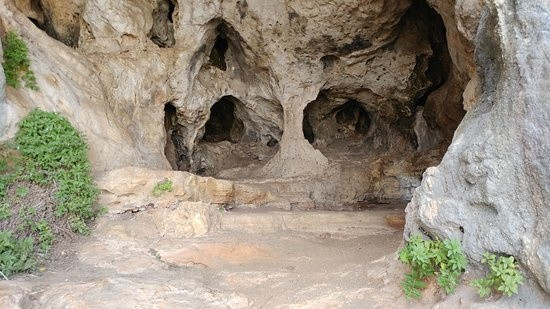  5. Khu bảo tồn thiên nhiên Nahal Mearot: Khu bảo tồn thiên nhiên Nahal Mearot ở dãy núi Carmel của Israel có thể đưa du khách trở lại những ngày đầu của loài người. Địa điểm này bao gồm một số hang động đá vôi chứa các công cụ cổ xưa, lò sưởi và khu định cư ban đầu của con người. Các hang động của Nahal Mearot là nơi sinh sống của những loài người khác nhau trong hàng chục nghìn năm. Đáng chú ý, địa điểm này đã cung cấp bằng chứng về các hoạt động nghi lễ và chôn cất con người từ sớm.