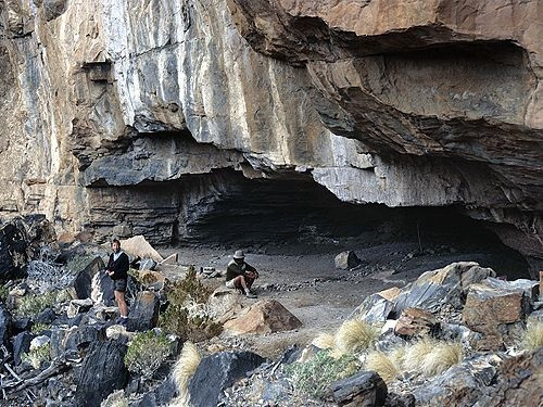  2. Hang động Wonderwerk: Nằm ở vùng đồi Kuruman phía đông bắc Nam Phi, hang động Wonderwerk chứa những vết tích về hoạt động của con người trong gần 2 triệu năm. Nhiều hiện vật được tìm thấy ở đây, từ những công cụ bằng đá Oldowan đến nghệ thuật điêu khắc trên đá. Các nhà nghiên cứu gần đây phát hiện nhiều vật thể khác do con người tạo ra như mảnh sắc nhọn, dụng cụ chặt và rìu trong những hang động có niên đại hơn một triệu năm.