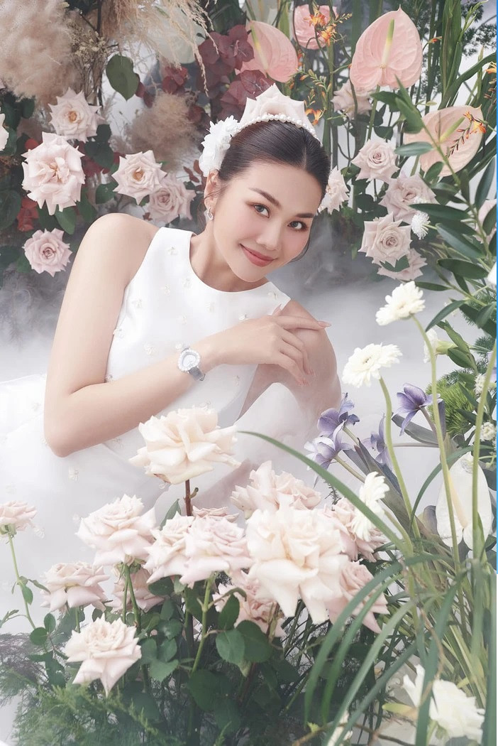 Người đẹp luôn đề cao sự rung động, tin tưởng, thấu hiểu nhau vì đó là mấu chốt để gắn bó với nhau suốt đời. Với bạn trai hiện tại, cô tìm được sự bình yên, khen anh là người bản lĩnh, can đảm khi dám đối diện với cô trong mọi tình huống. "Anh ấy xứng đáng được tôi yêu thương, tin tưởng", Thanh Hằng chia sẻ.