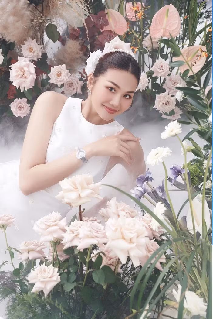 Người đẹp luôn đề cao sự rung động, tin tưởng, thấu hiểu nhau vì đó là mấu chốt để gắn bó với nhau suốt đời. Với bạn trai hiện tại, cô tìm được sự bình yên, khen anh là người bản lĩnh, can đảm khi dám đối diện với cô trong mọi tình huống. "Anh ấy xứng đáng được tôi yêu thương, tin tưởng", Thanh Hằng chia sẻ.